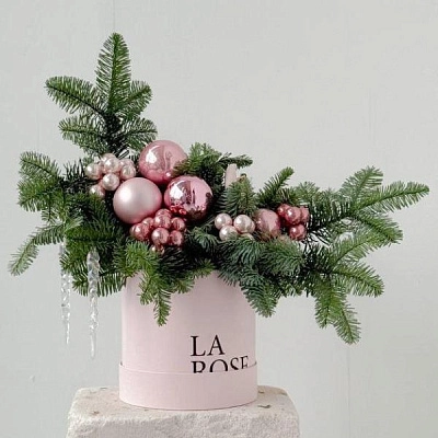 Новогодняя композиция в шляпной коробке «Девочка на луне»